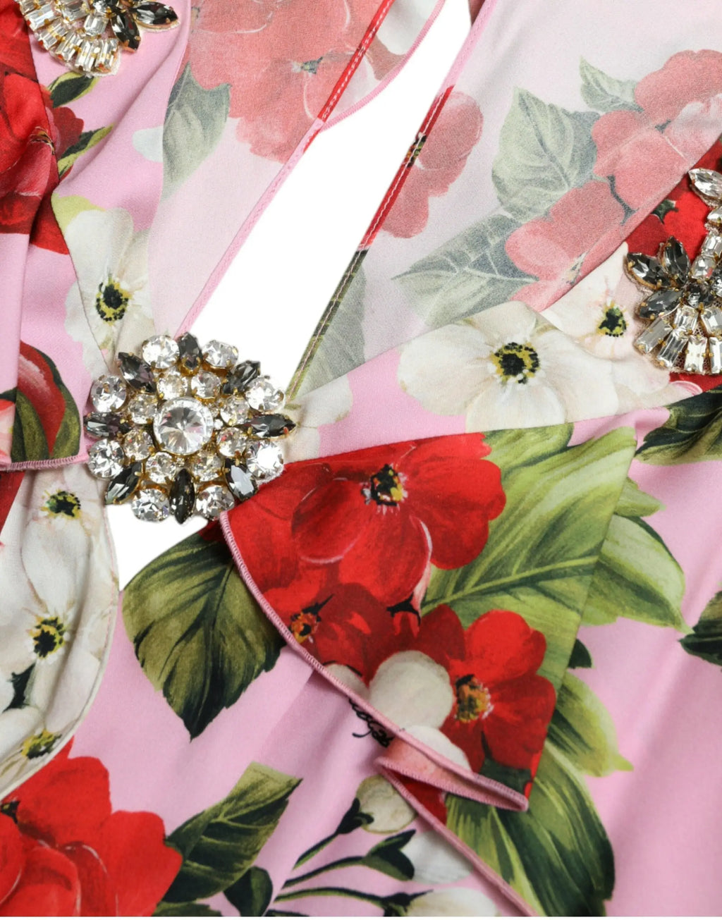 Broche étincelante dolce & gabbana avec cristal clair central et accents sombres sur tissu fleuri rose