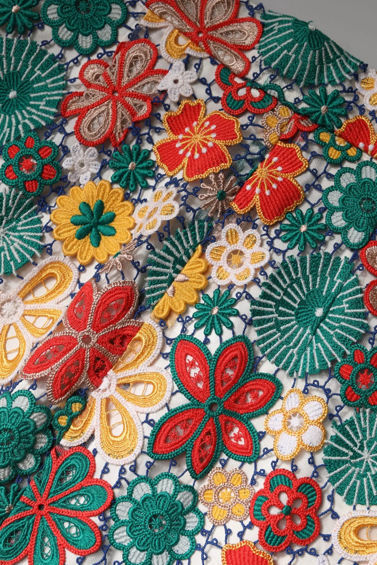 Jupe courte taille haute en dentelle dolce & gabbana ornée dapplications florales crochetées multicolores rouge vert jaune blanc