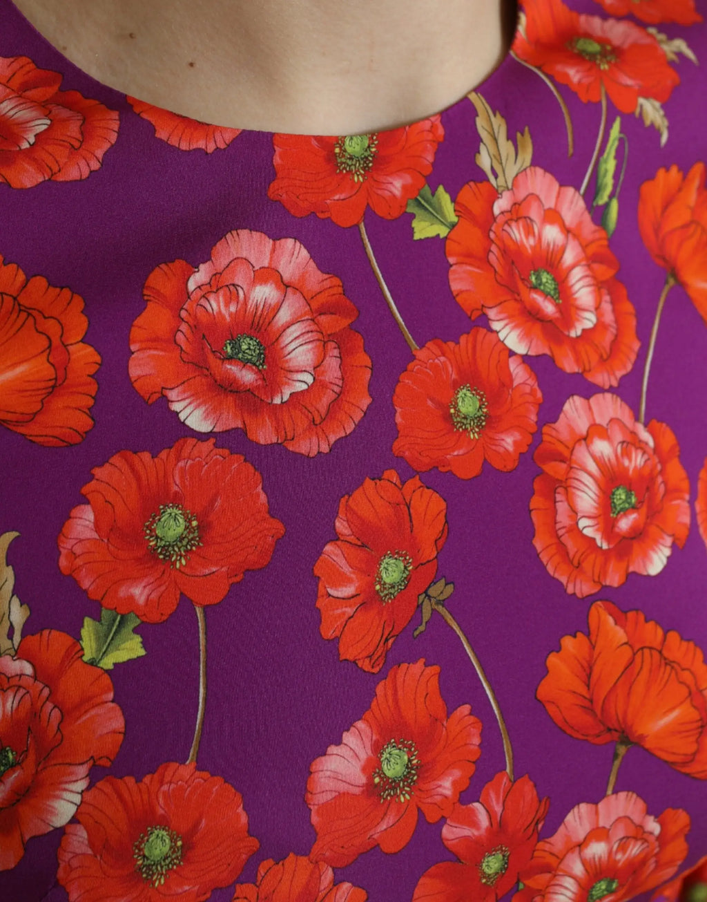 Robe fourreau violette dolce & gabbana avec imprimé floral coquelicots rouges et tiges vertes délicates