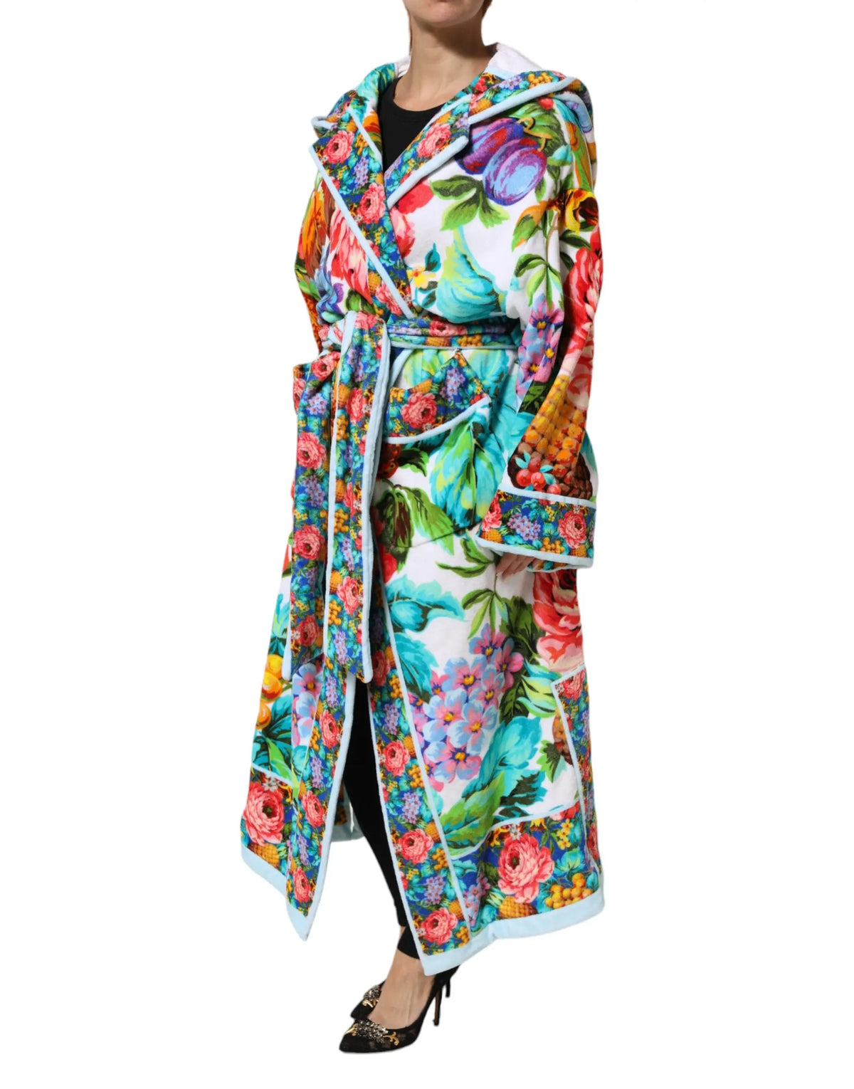 Dolce & gabbana robe de bain multicolore à fleurs et fruits avec ceinture manches longues sur fond blanc