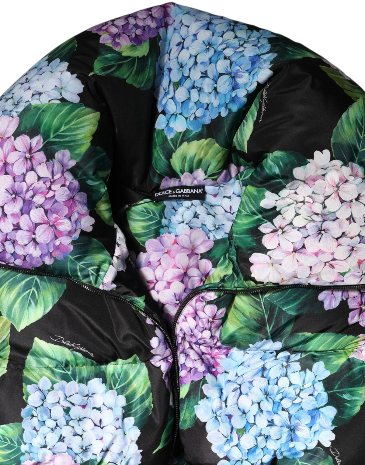 Veste matelassée noire dolce & gabbana avec imprimé floral hydrangeas multicolores violets bleus et roses avec feuilles vertes