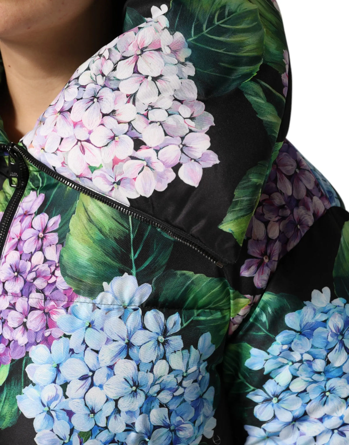 Veste matelassée noire dolce & gabbana avec imprimé floral multicolore de bouquets dhortensias rose violet et bleu sur feuilles vertes