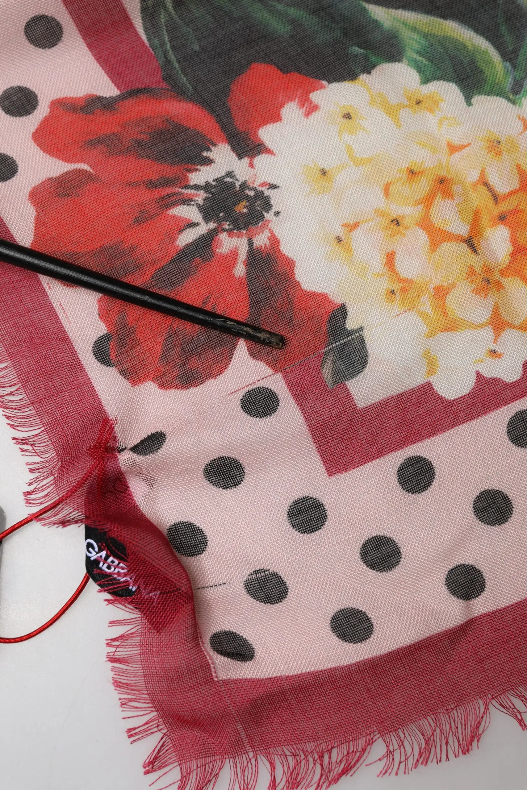 Foulard carré dolce & gabbana multicolore 136cm x 130cm avec imprimé floral, pois noirs sur fond rose bordure rouge