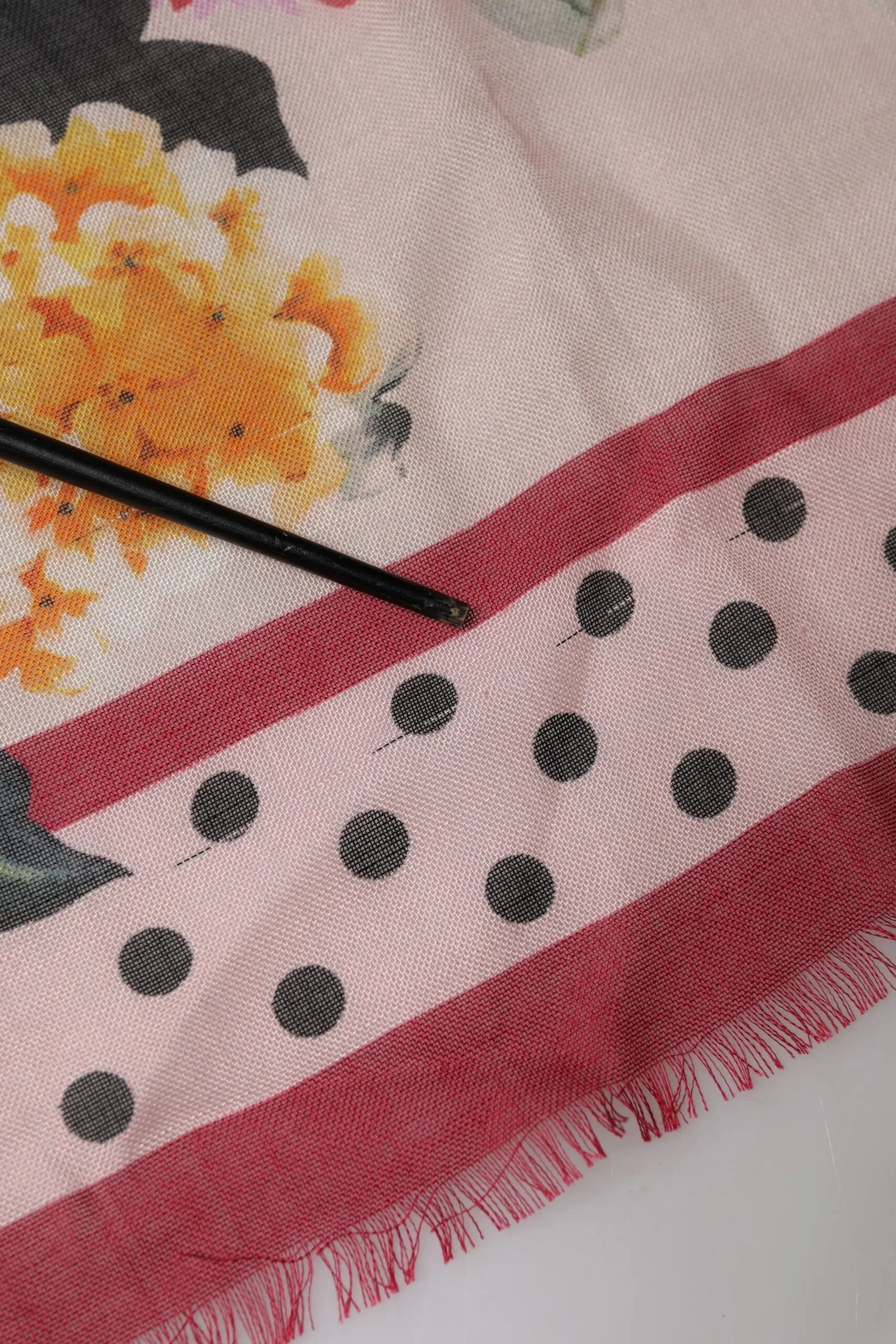 Écharpe dolce & gabbana multicolore en coton avec motif floral orange jaune, pois noirs et bordure rouge vive