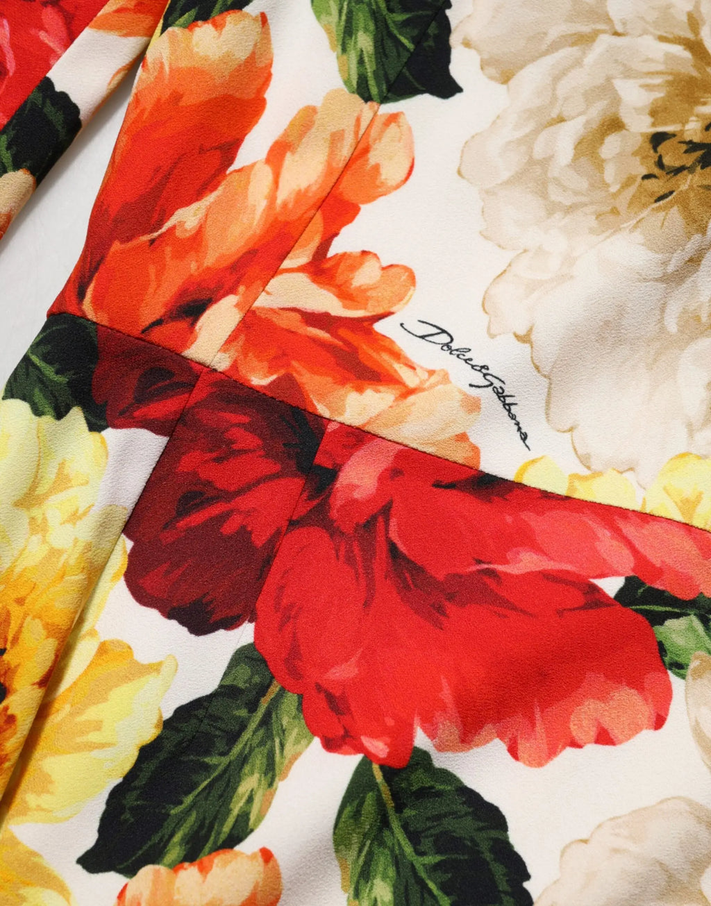 Robe fourreau en viscose dolce gabbana avec imprimé floral multicolore rouge orange jaune et feuilles vertes sur fond blanc