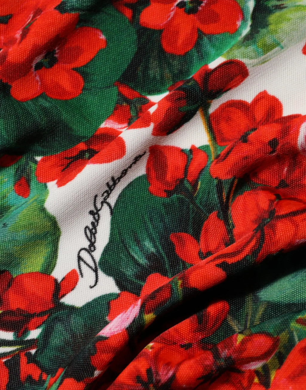 Écharpe imprimée florale rouge et verte avec signature dolce & gabbana en script noir sur fond blanc pour robe portofino multicolore