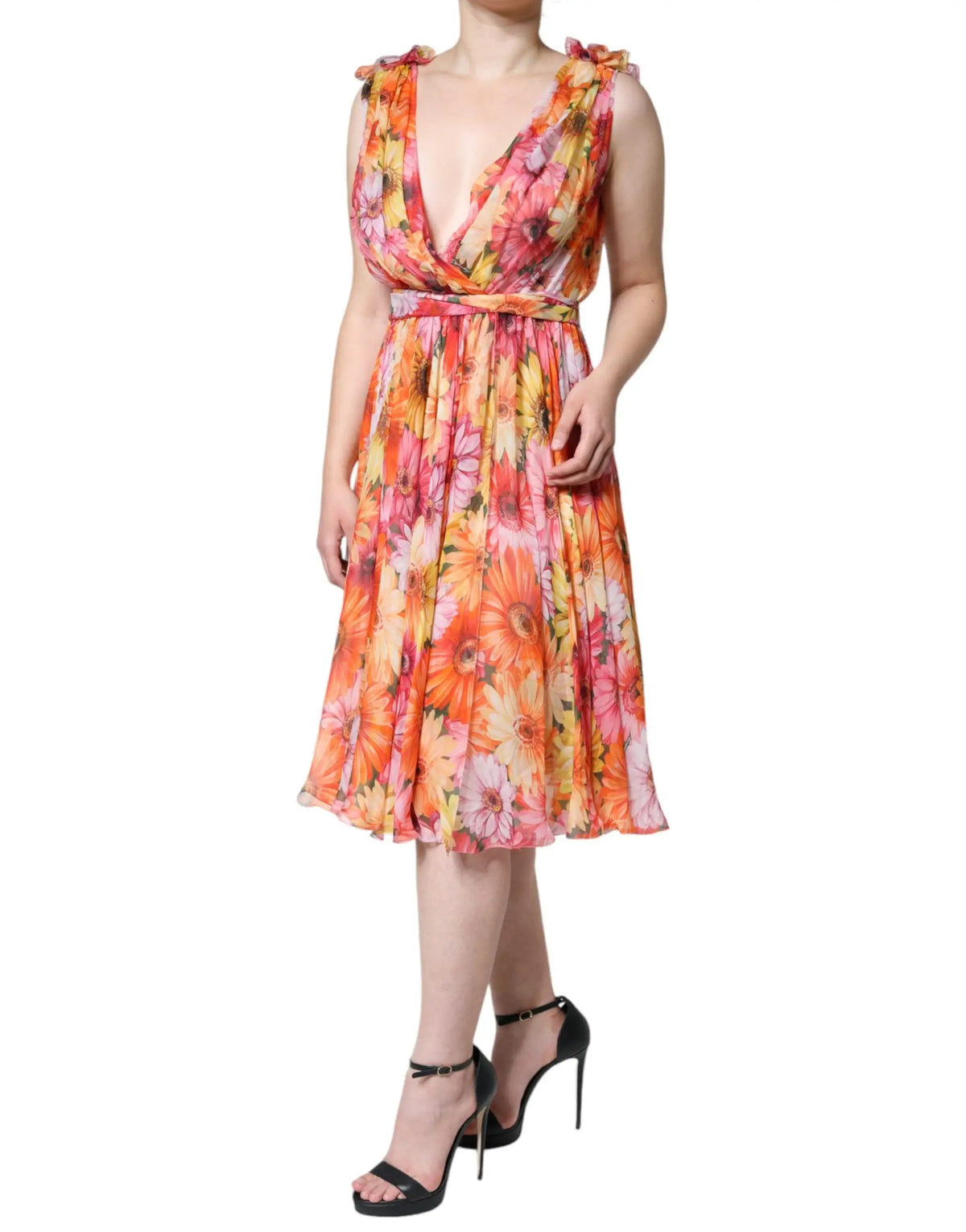 Robe midi dolce & gabbana multicolore à imprimé floral vibrant avec encolure en v profonde et bretelles volantes en tissu fluide aux tons orange rose et jaune