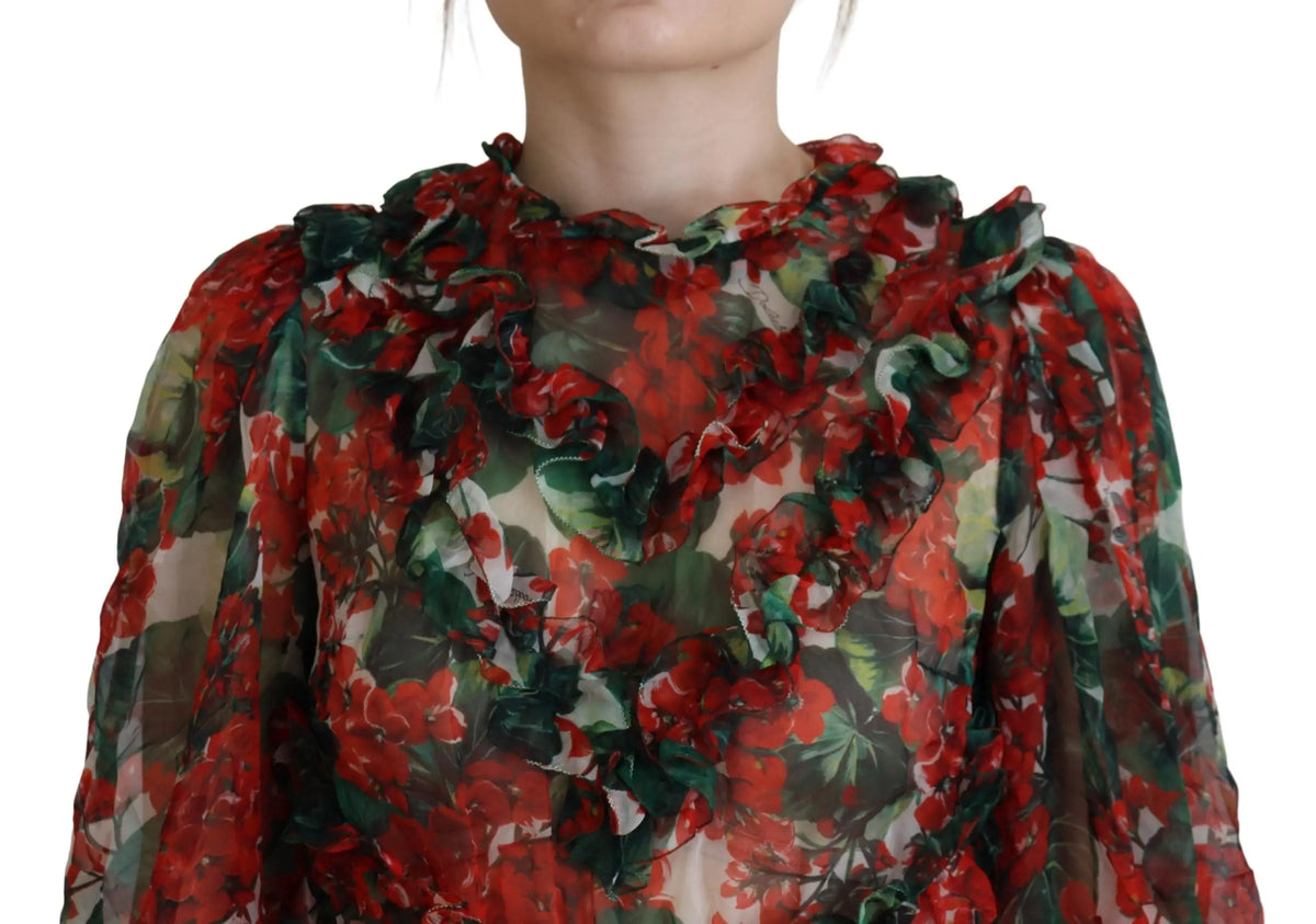 Blouse en voile rouge et vert à imprimé floral avec col à volants portée avec robe droite aux genoux dolce & gabbana