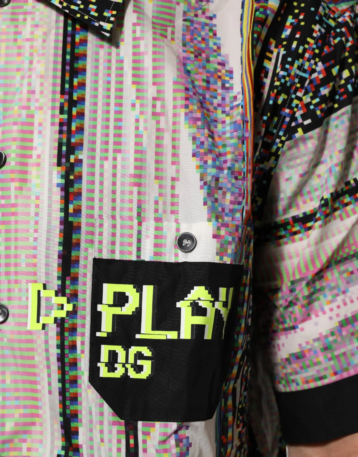 Chemise décontractée dolce & gabbana multicolore avec poche noire et lettrage pixelisé jaune néon play dg