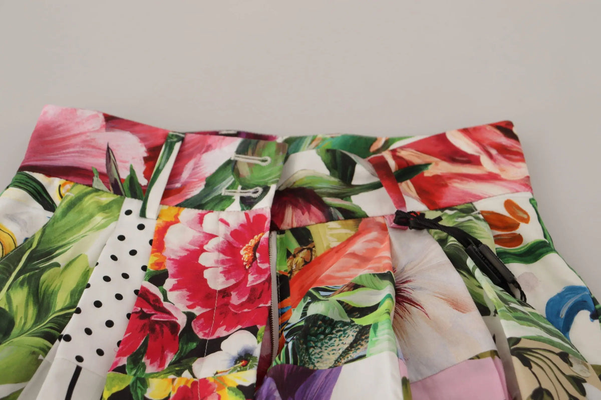 Dolce & gabbana multicolor short taille haute en tissu patchwork floral avec fleurs roses et rouges sur fond blanc