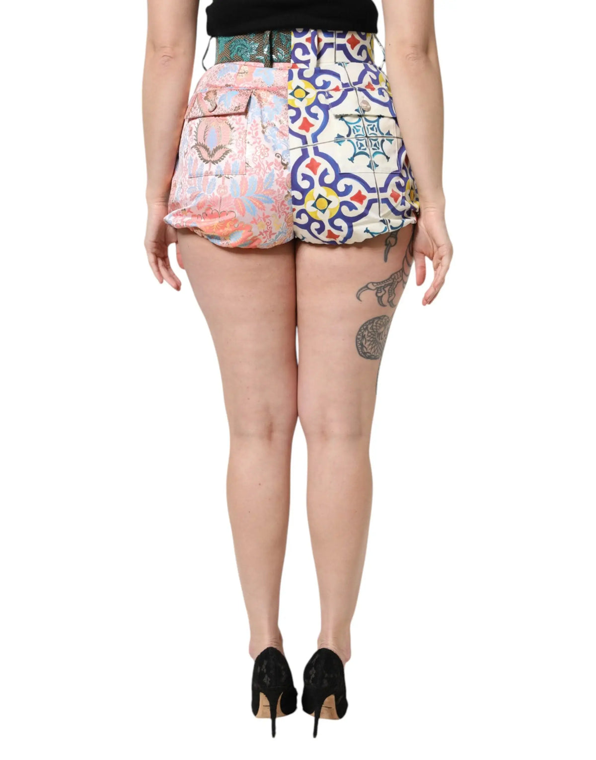 Shorts hot multicolores dolce & gabbana taille haute avec motif patchwork mosaïque vibrant rose bleu jaune blanc