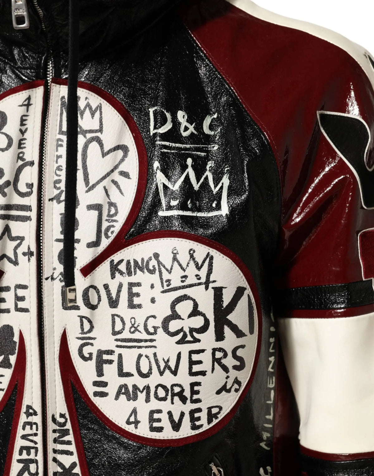 Veste biker homme dolce & gabbana en cuir noir brillant et bordeaux avec graphiques blancs style graffiti et logo dg