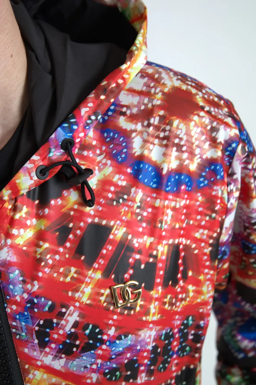 Veste à capuche dolce & gabbana multicolore avec motif abstrait rouge bleu noir et pin logo dg doré