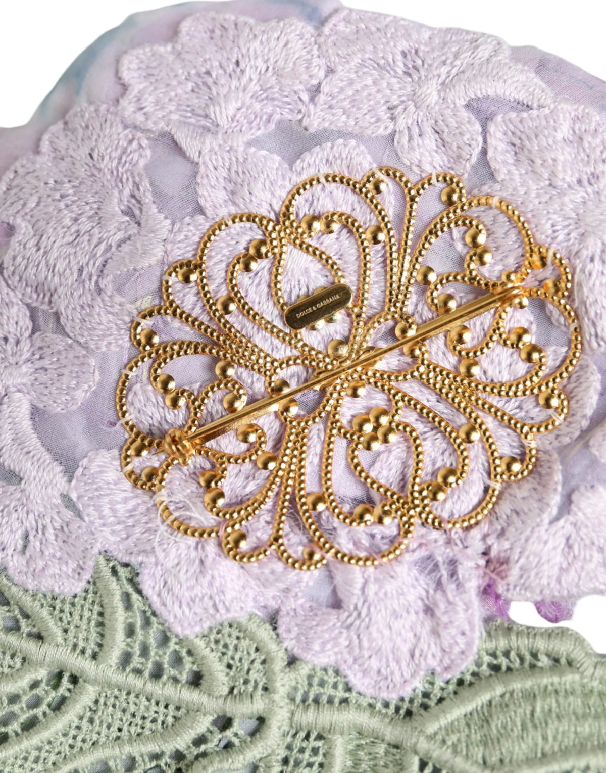 Broche dolce gabbana en laiton doré avec filigrane délicat, détails perlés et plaque centrale multicolore hydrangea