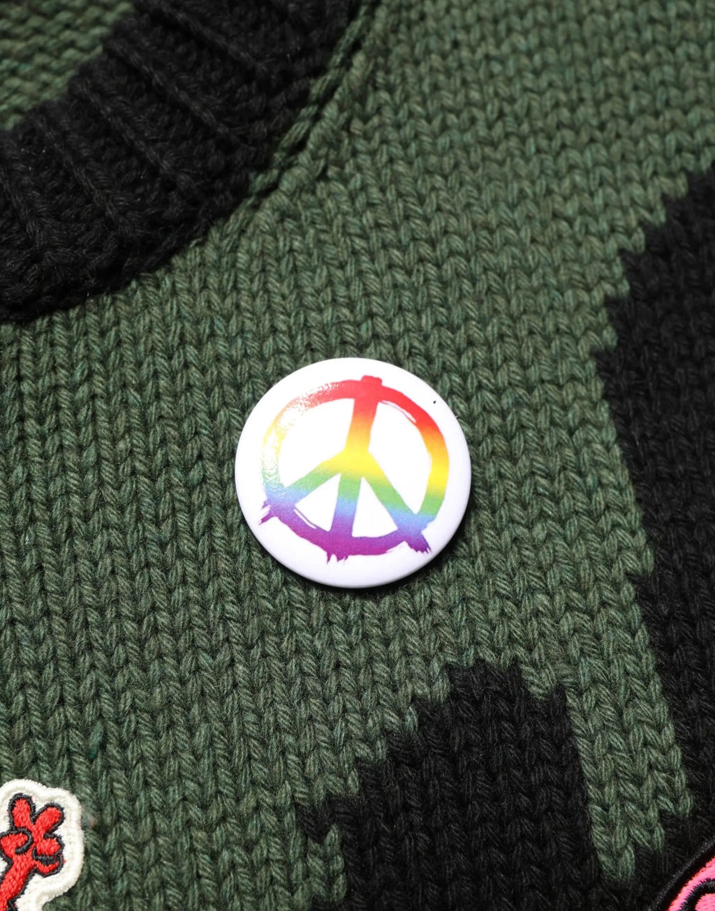 Bouton rond blanc avec symbole de paix arc-en-ciel sur pull en maille camouflage multicolore dolce gabbana