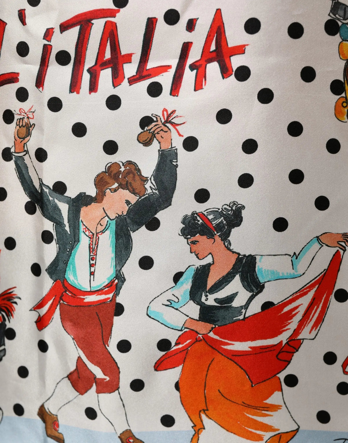 Top en soie dolce & gabbana blanc à pois noirs avec illustration colorée de danseurs italiens et lettrage italia rouge