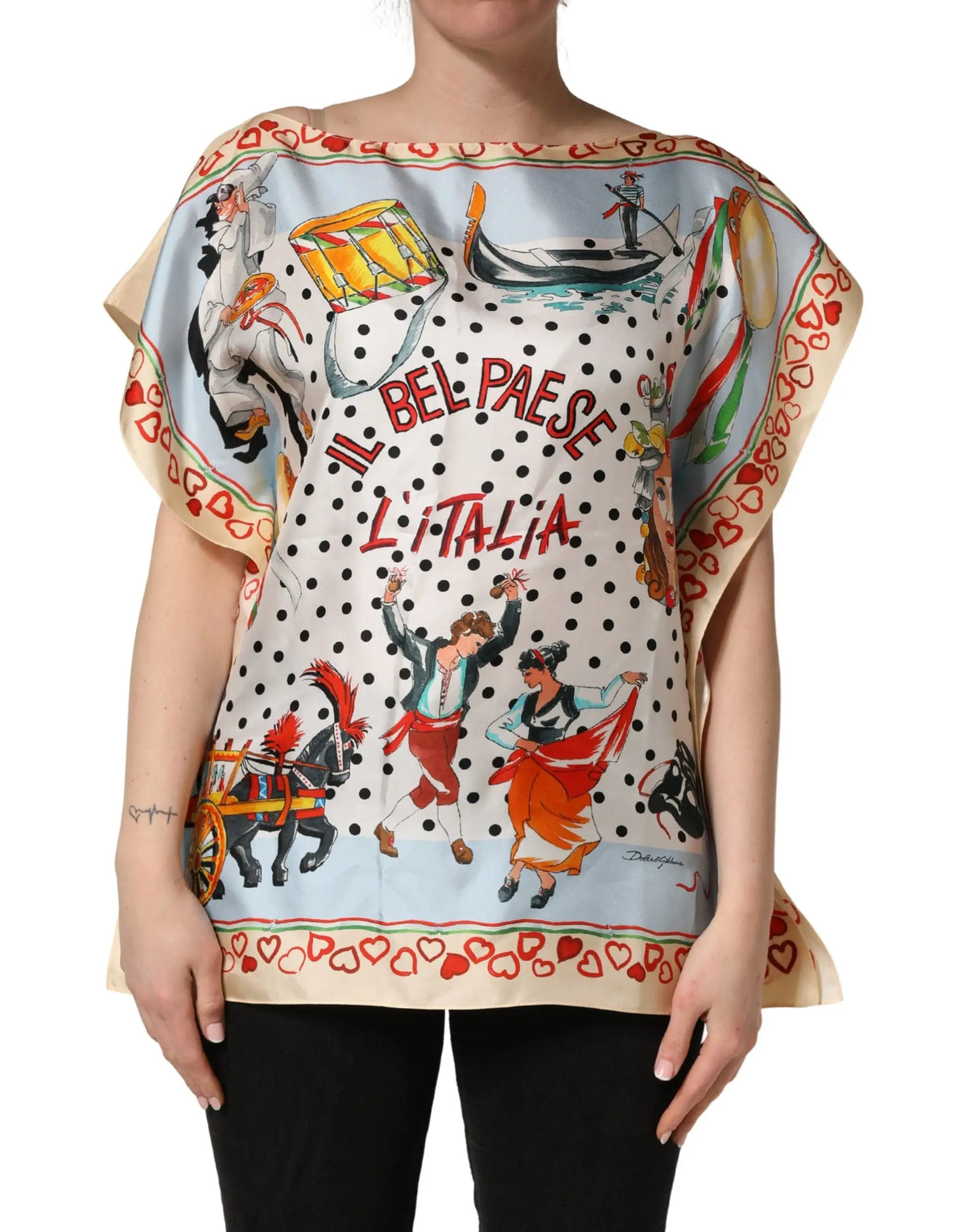 Blouse en soie bleu clair dolce & gabbana avec imprimé italien coloré de danseurs bateaux et tambours sur fond à pois