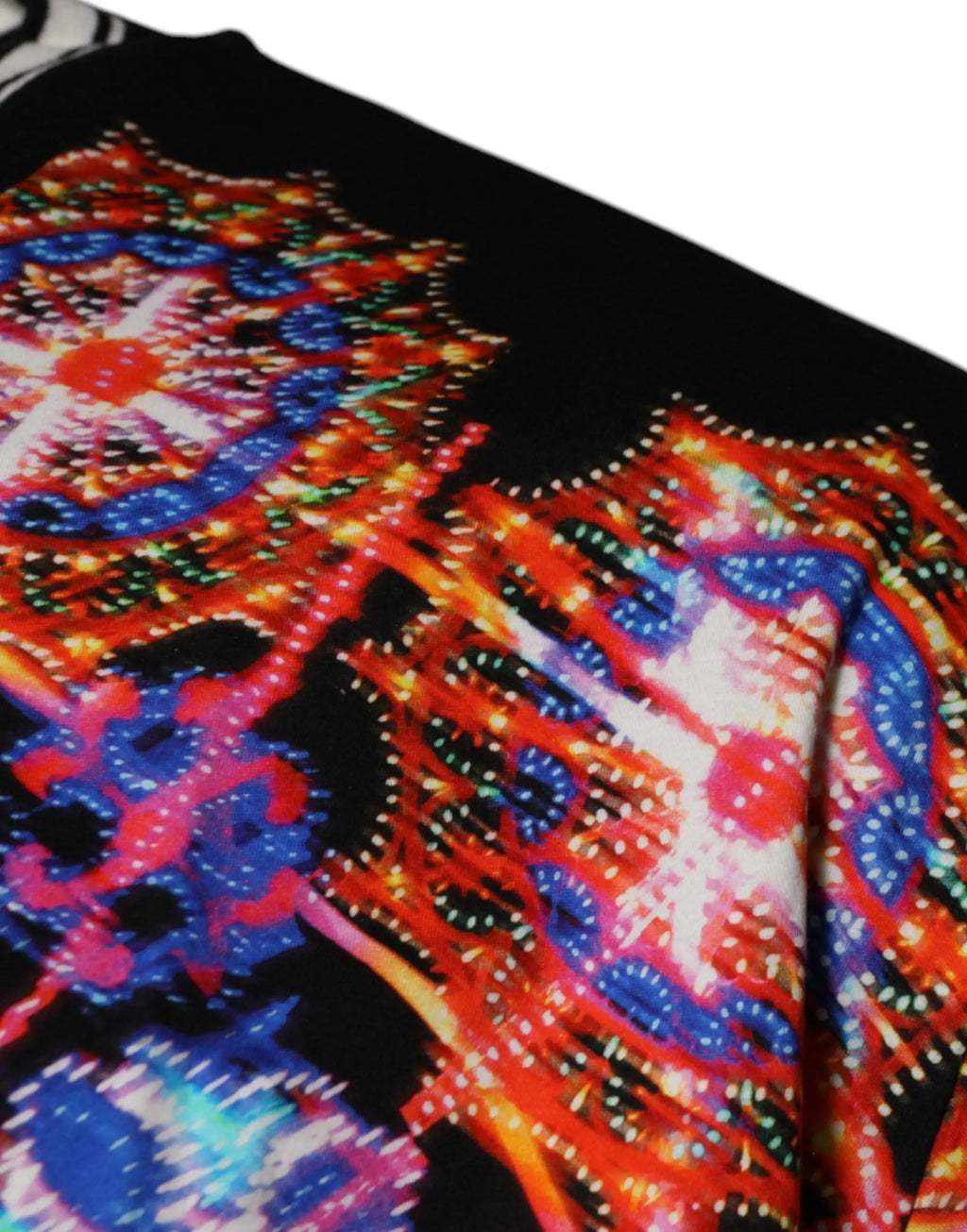 Dolce & Gabbana t-shirt homme manches courtes avec foulard multicolore psychédélique rouge bleu violet sur fond noir