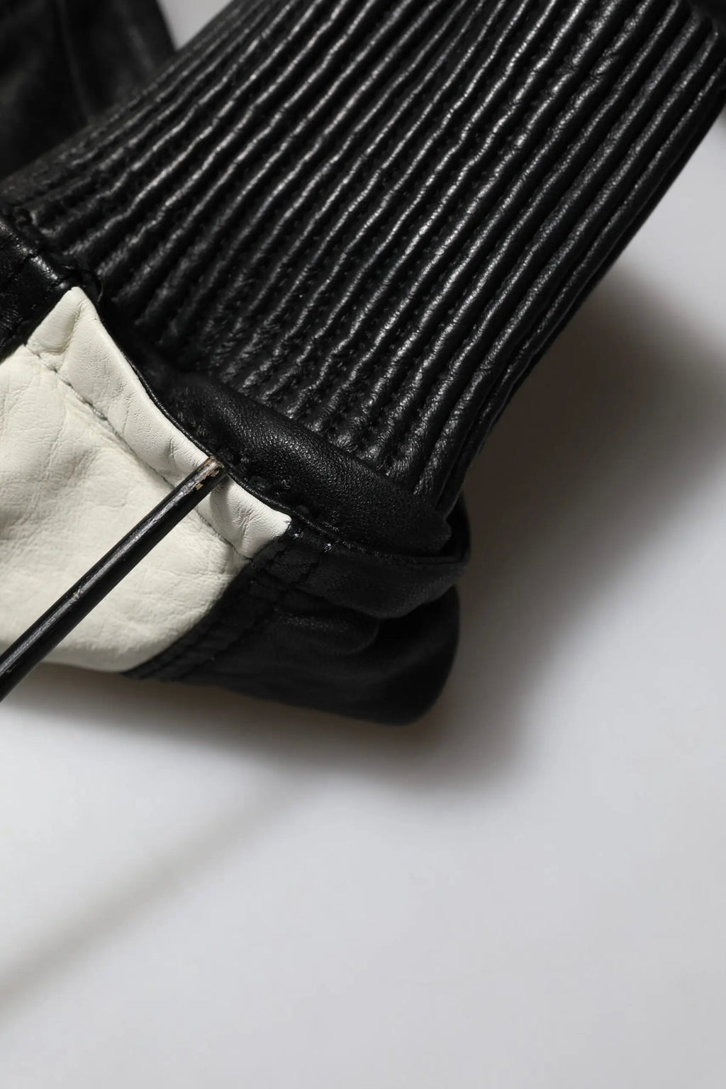 Gant en cuir noir à texture côtelée avec doublure intérieure blanche contrastante pour pantalon dolce & gabbana en agneau multicolore tapered homme