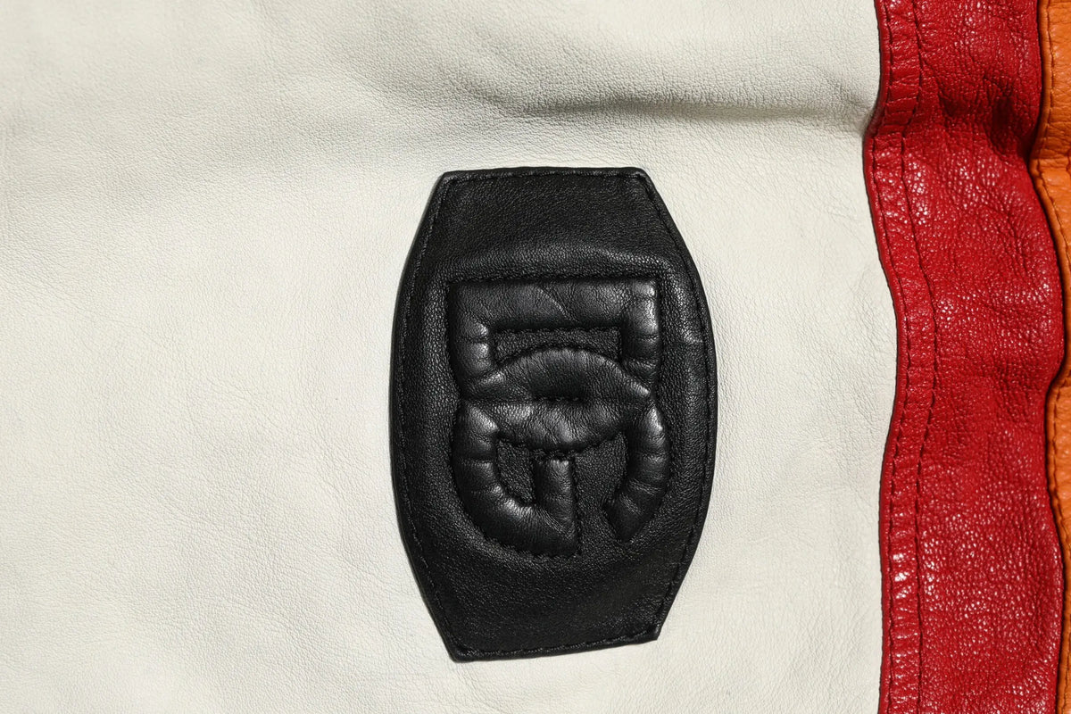 Patch en cuir noir avec logo embossé sur veste en cuir blanc et rouge dolce & gabbana multicolor lambskin tapered men pants