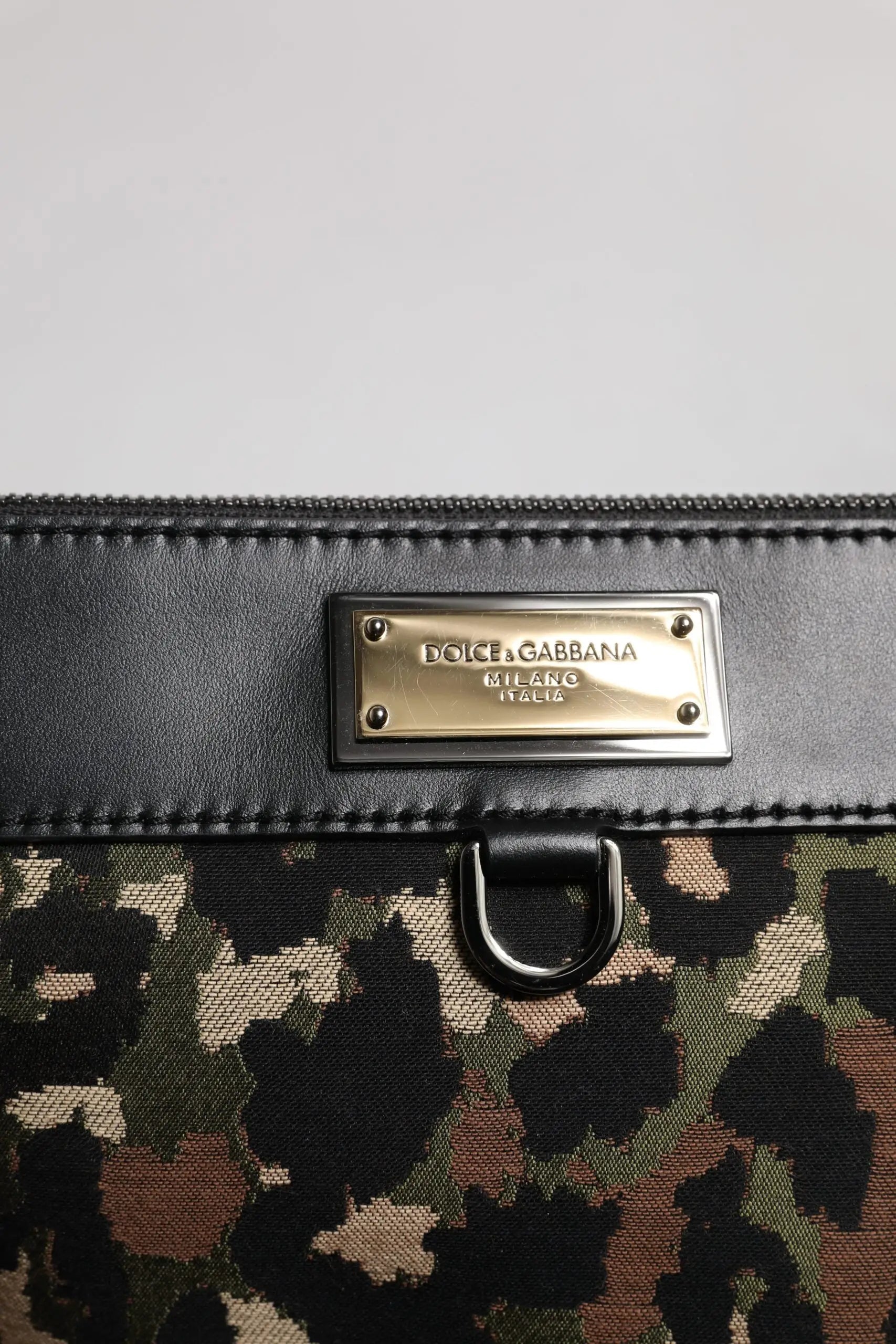 Pochette dolce & gabbana multicolore en jacquard léopard avec corps camouflage tissu et plaque métallique dorée