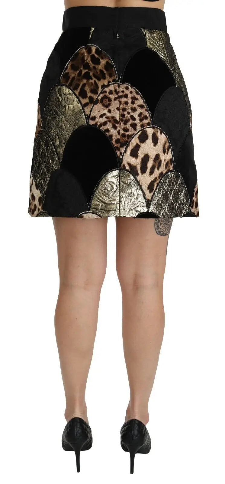 Jupe mini noire dolce et gabbana avec design patchwork festonné audacieux en léopard et accents métalliques dorés