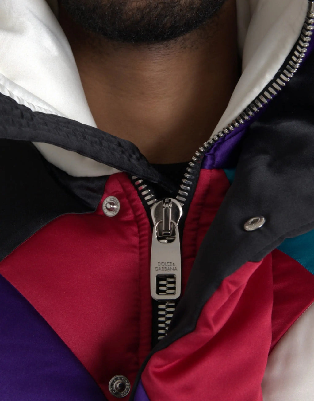 Fermeture éclair argentée dolce gabbana sur veste matelassée multicolore rouge et violet ultralégère windbreaker