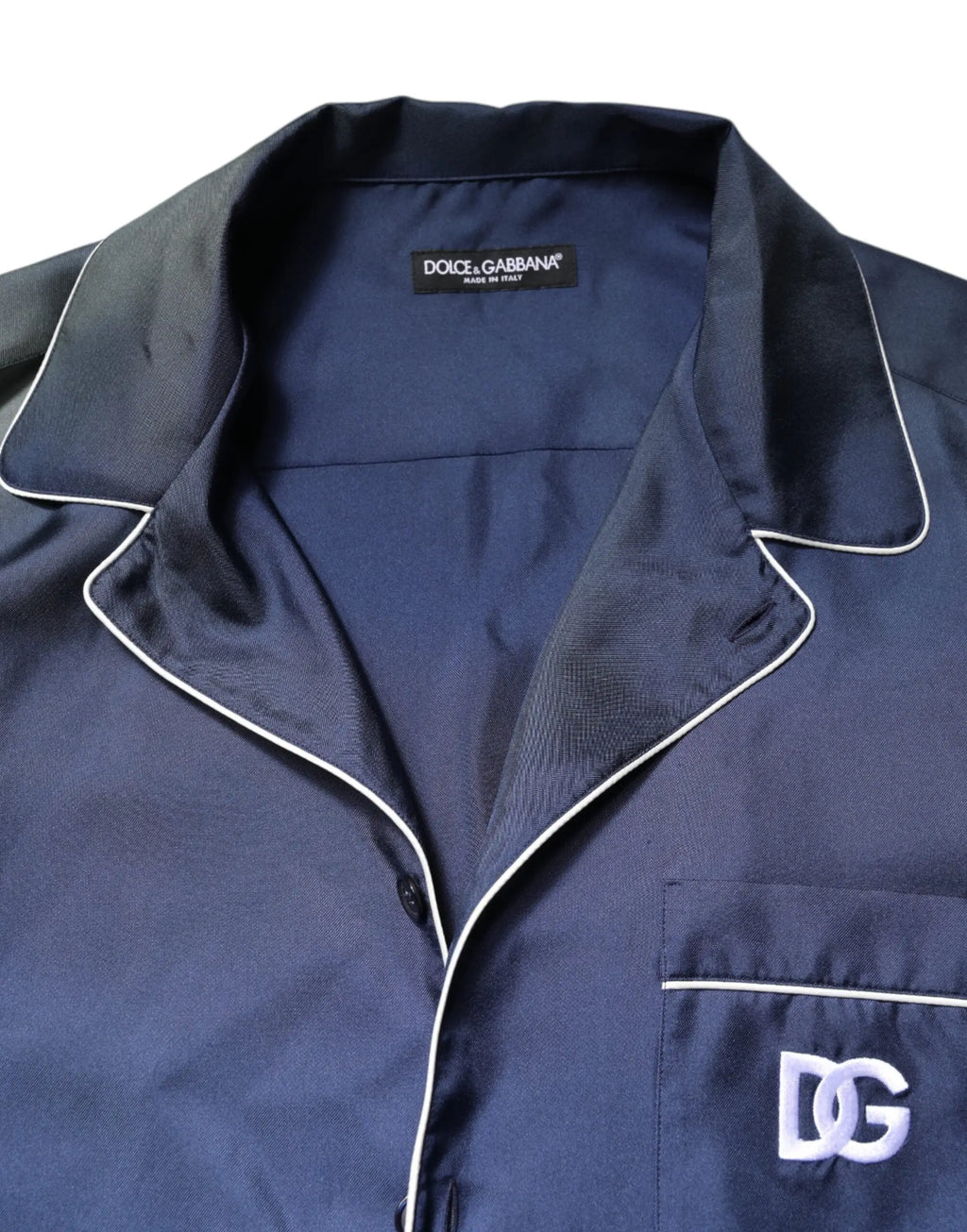 Chemise de pyjama dolce gabbana marine avec liseré blanc et logo dg brodé multicolore pour salon et nuit