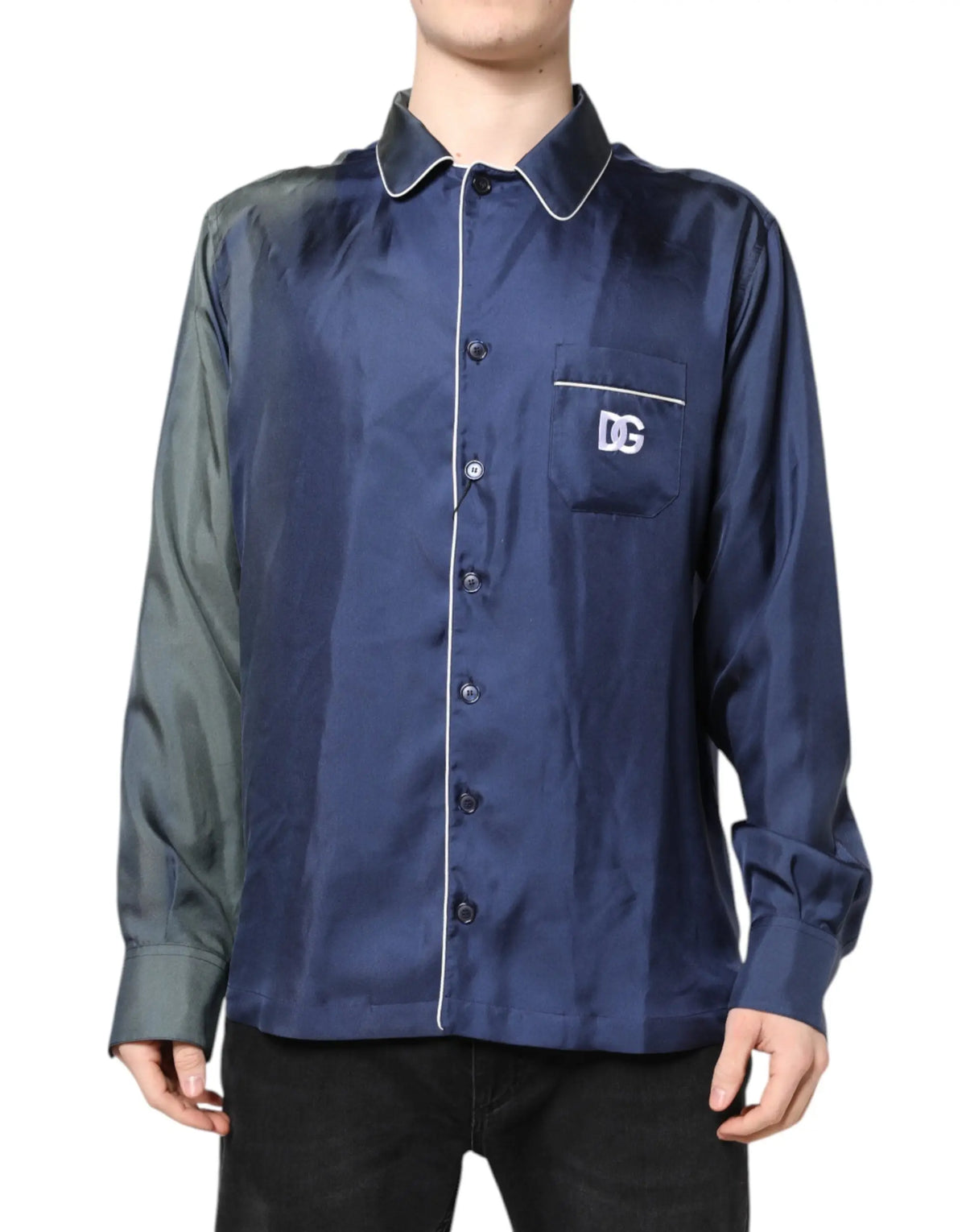 Chemise de pyjama en satin bleu marine dolce gabbana avec manches grises contrastantes et logo dg sur la poche