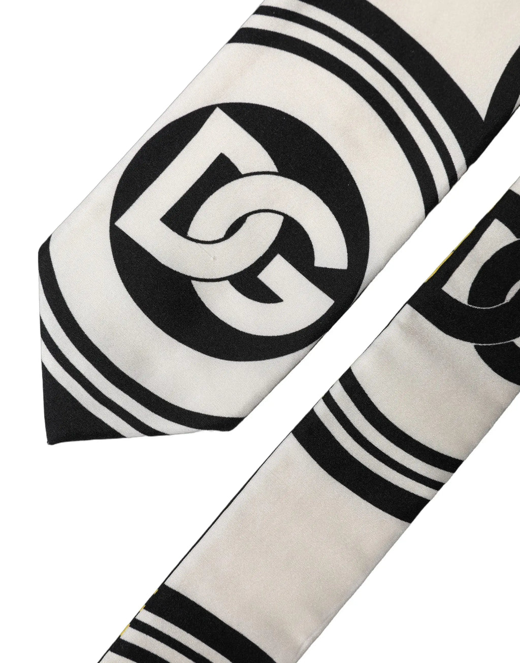 Une cravate pour homme dolce & gabbana en soie multicolore avec rayures noires et blanches et logo dc circulaire