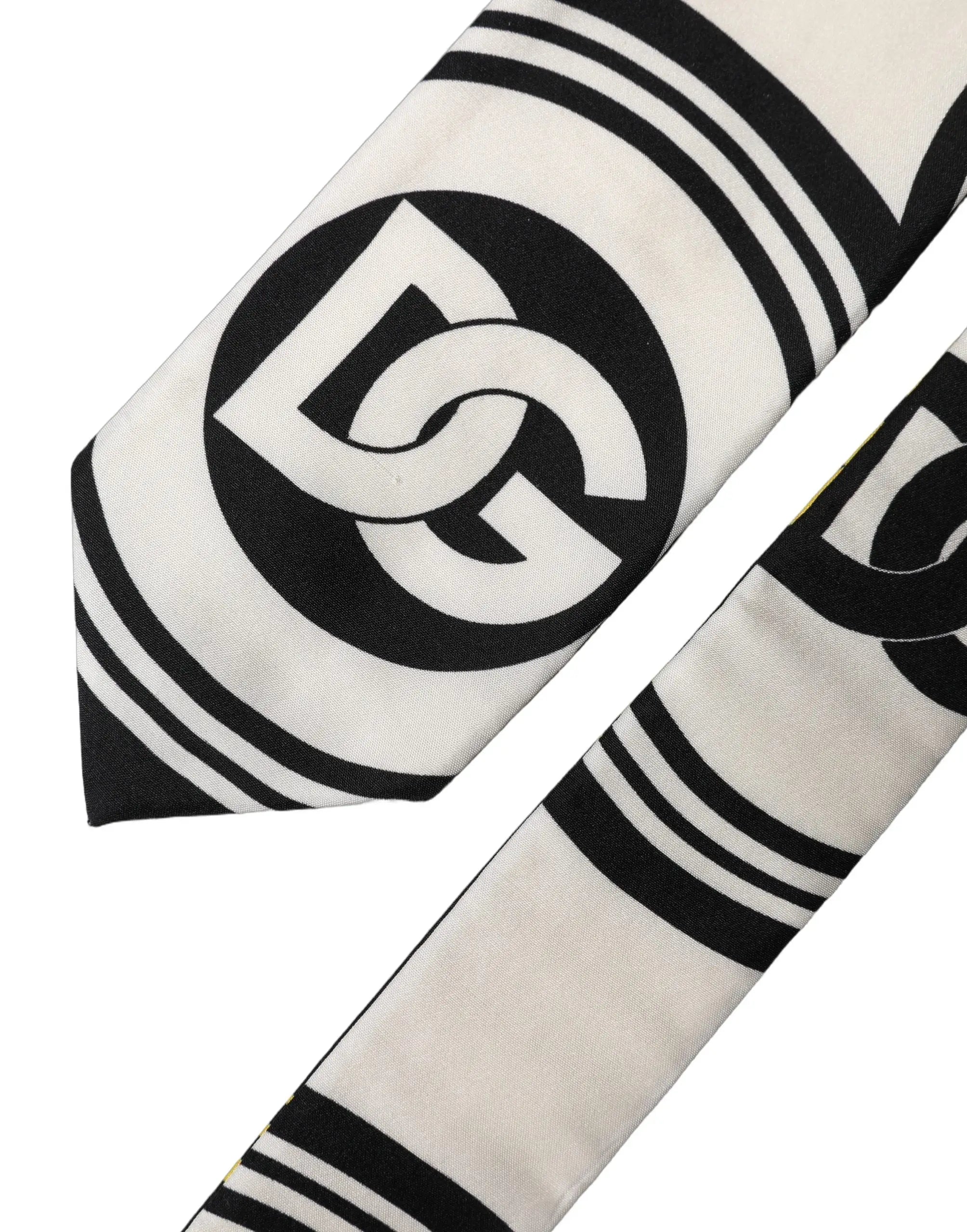 Une cravate pour homme dolce & gabbana en soie multicolore avec rayures noires et blanches et logo dc circulaire