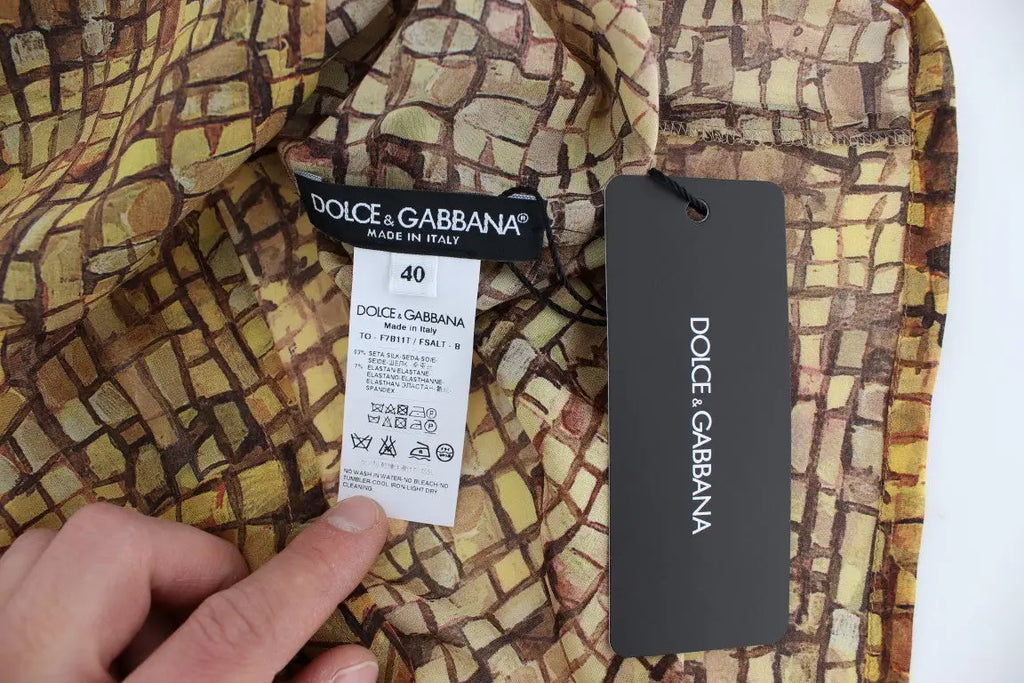 Blouse t-shirt en soie dolce & gabbana à motif mosaïque multicolore avec carreaux géométriques jaune et marron