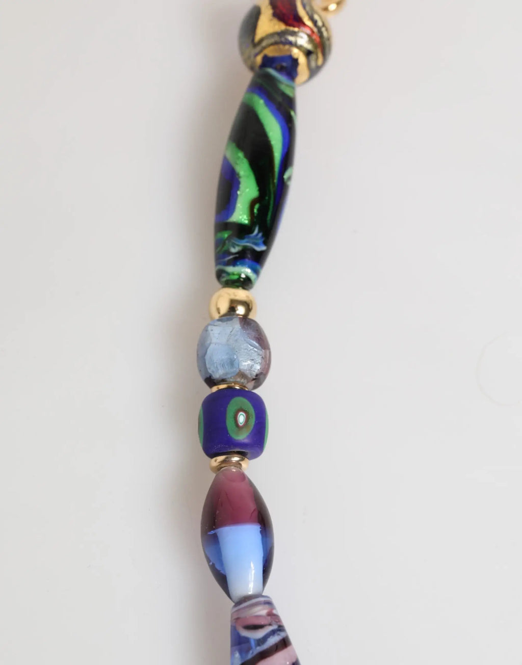 Collier dolce & gabbana en perles de verre murano multicolores avec perle centrale noire et verte en laiton doré