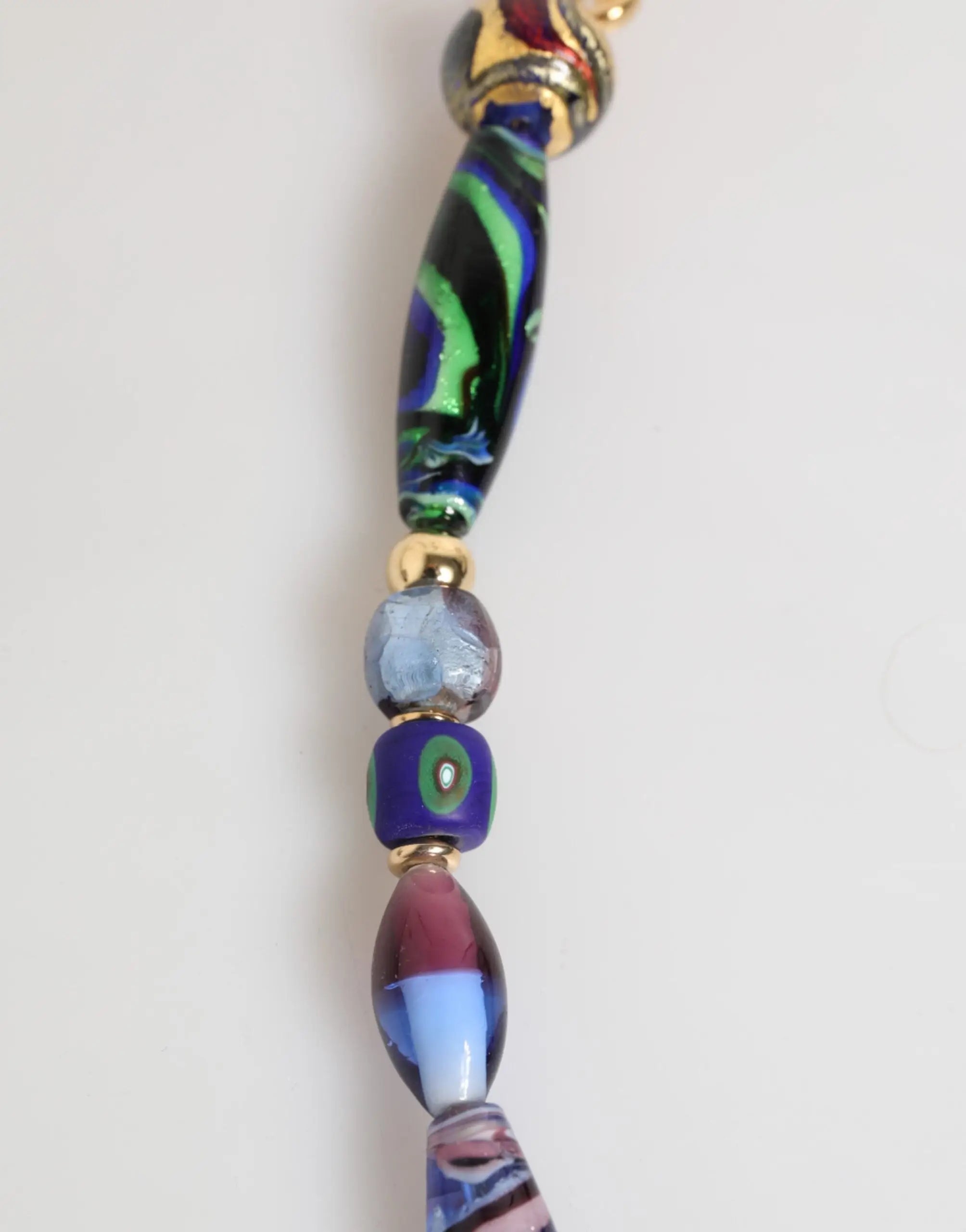 Collier dolce & gabbana en perles de verre murano multicolores avec perle centrale noire et verte en laiton doré