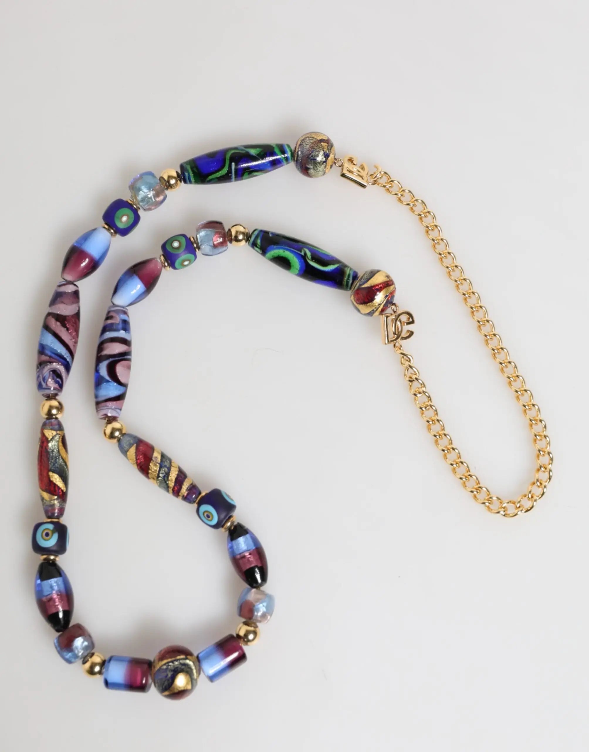 Dolce & gabbana collier en perles de verre murano multicolore avec motifs tourbillonnants bleu violet rouge et chaîne en laiton doré