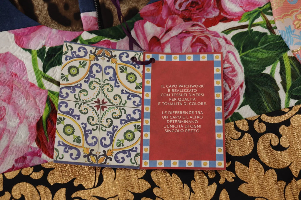 Étiquette carrée ornée patchwork multicolore avec motifs floraux en jacquard bleu vert jaune violet bordée rouge or pour robe mini sheath dolce & gabbana
