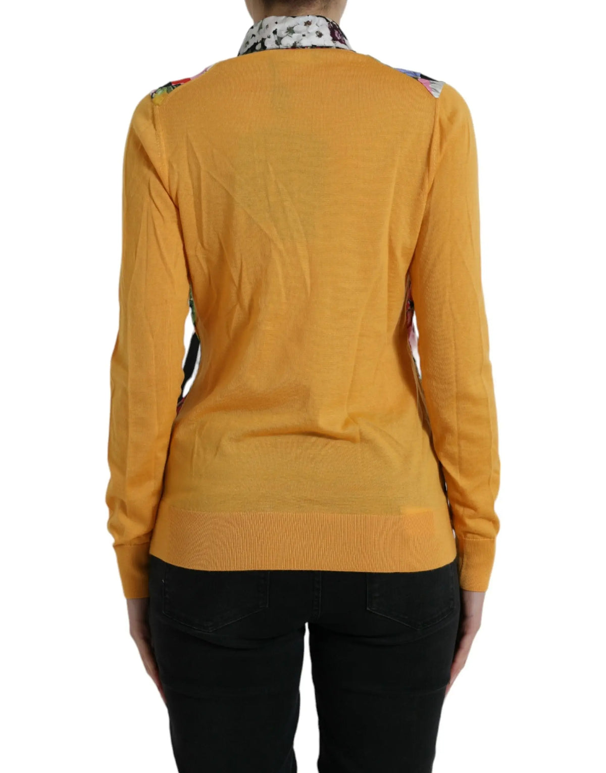 Pull Dolce & Gabbana en cachemire multicolore avec col et épaules à motifs porté en jaune moutarde