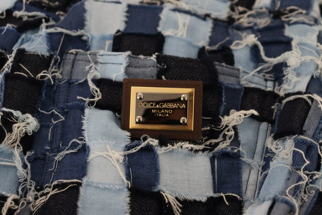 Plaque rectangulaire en métal doré dolce gabbana milano italia sur cadre en cuir marron fixée à un jean en denim patchwork multicolore