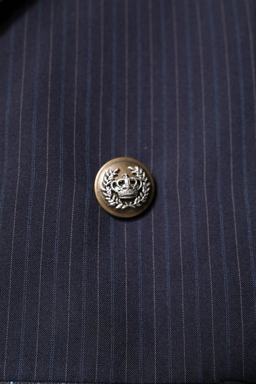 Bouton rond métallique avec couronne et gerbe sur veste patchwork multicolore dolce gabbana en tissu marine à rayures