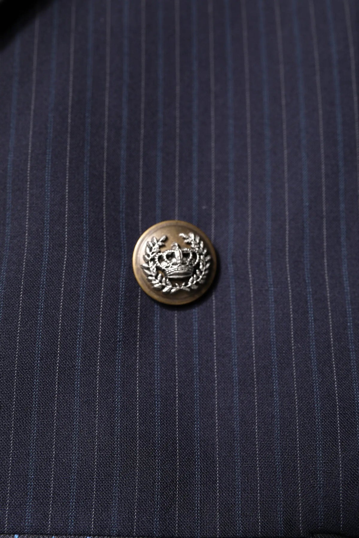 Bouton rond métallique avec couronne et gerbe sur veste patchwork multicolore dolce gabbana en tissu marine à rayures