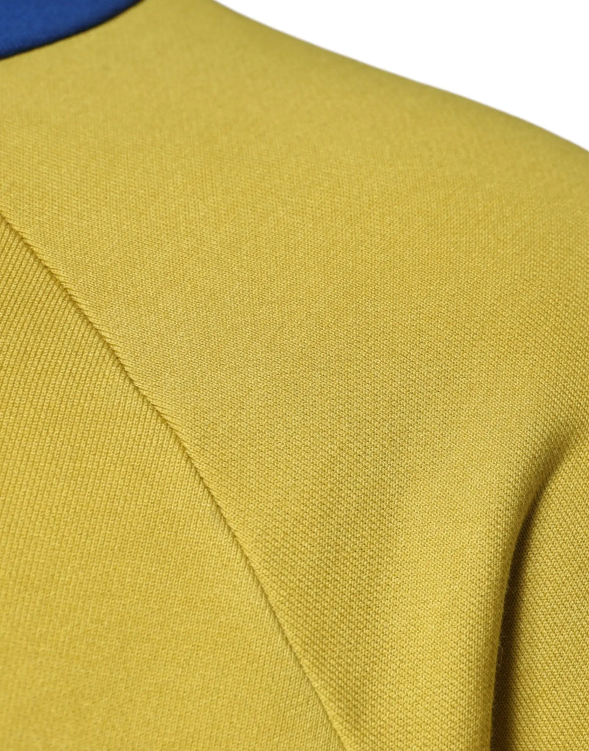 Gros plan d’un sweat-shirt pour homme dolce & gabbana multicolore avec col bleu contrastant et maille jaune moutarde côtelée