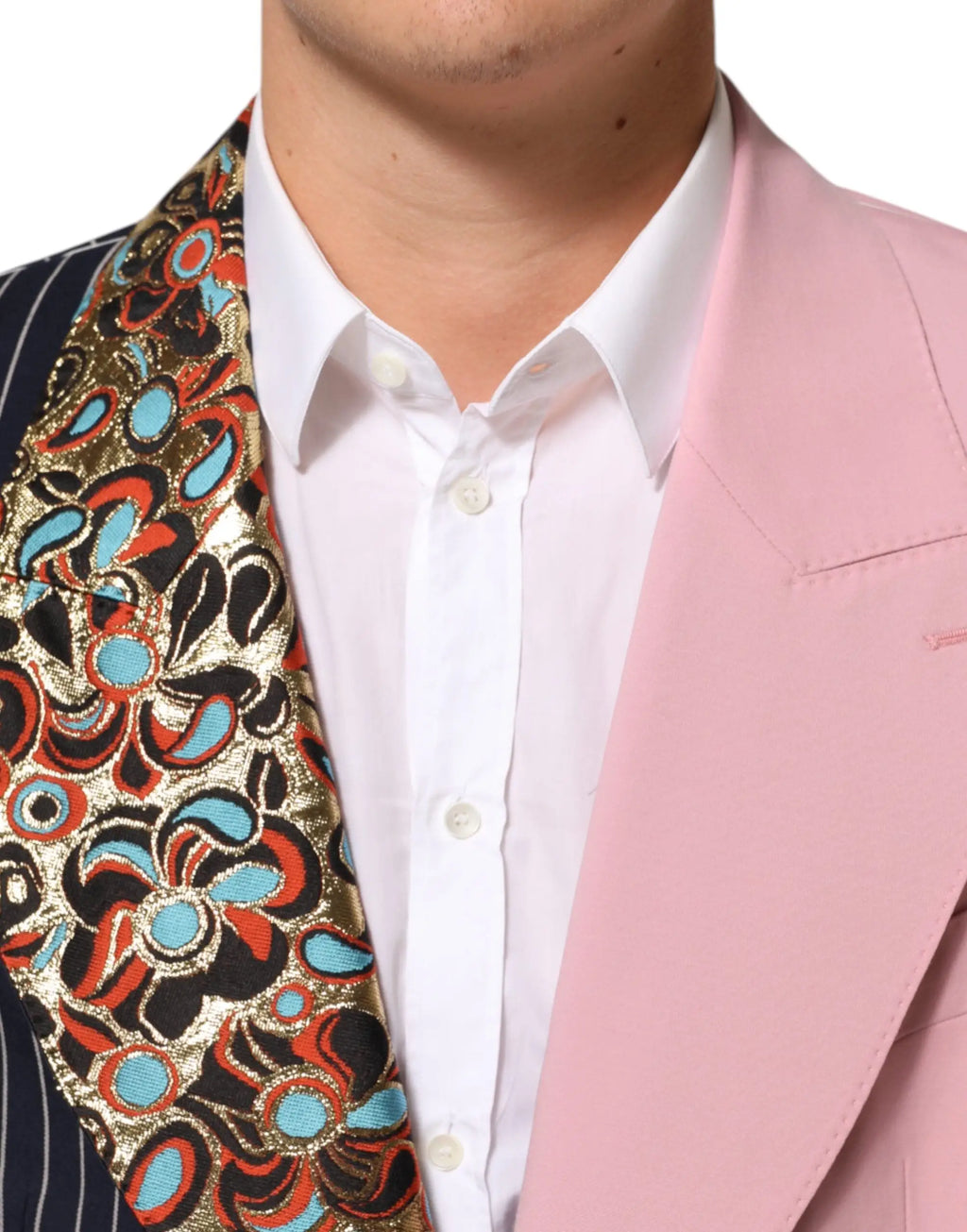Cravate à motifs floraux tourbillonnants rouge bleu et or sur fond sombre avec veste blazer à patchwork multicolore dolce & gabbana