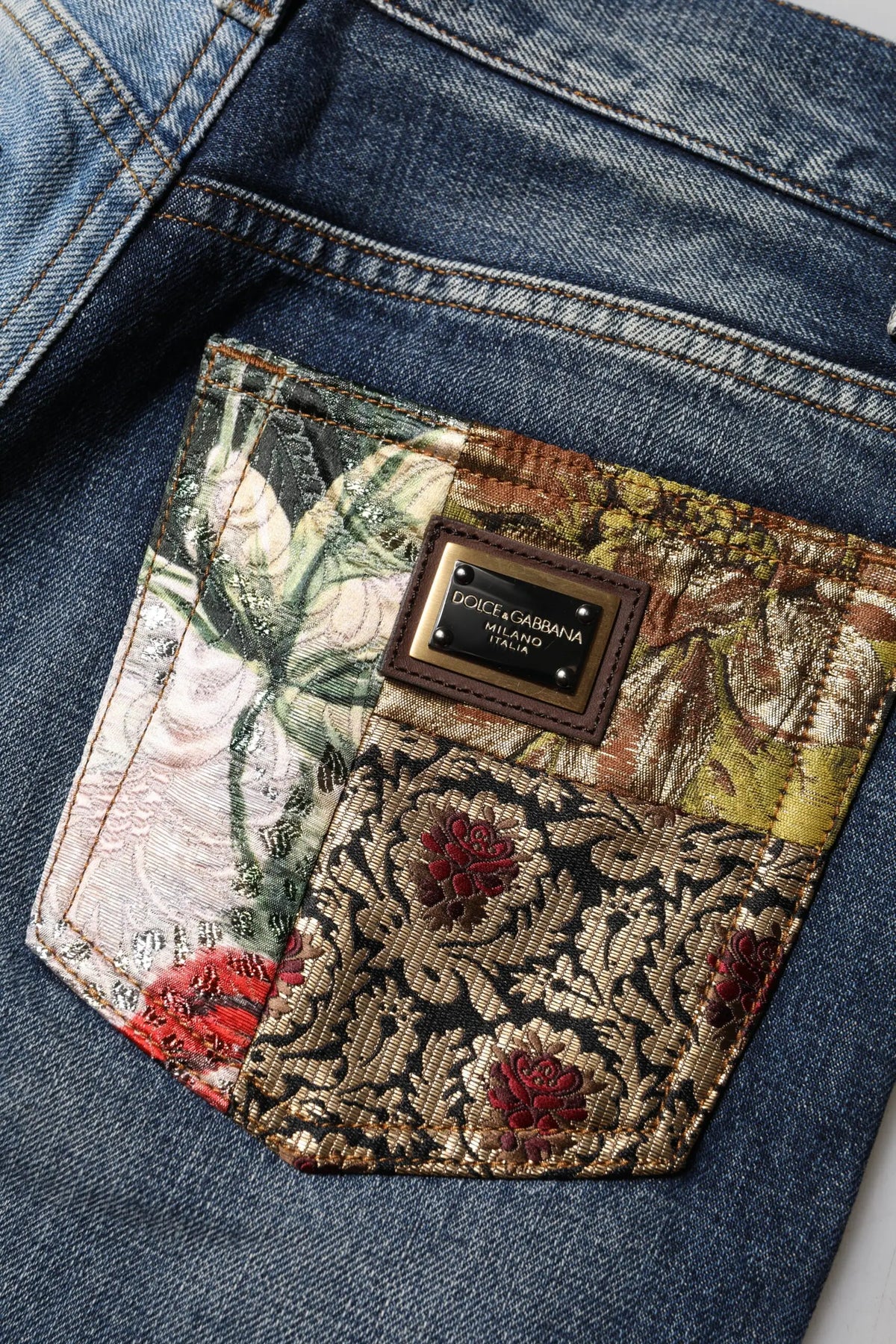 Jean en denim bleu taille effilée dolce gabbana avec poche patchwork floral brodée en or et rouge et étiquette en cuir marron
