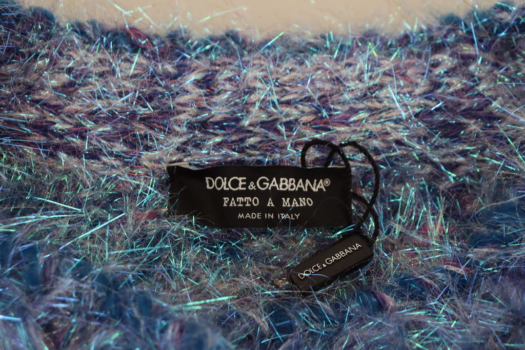 Étiquette noire dolce gabbana avec lettrage blanc attachée à un tissu tricoté multicolore du manteau à franges en polyester