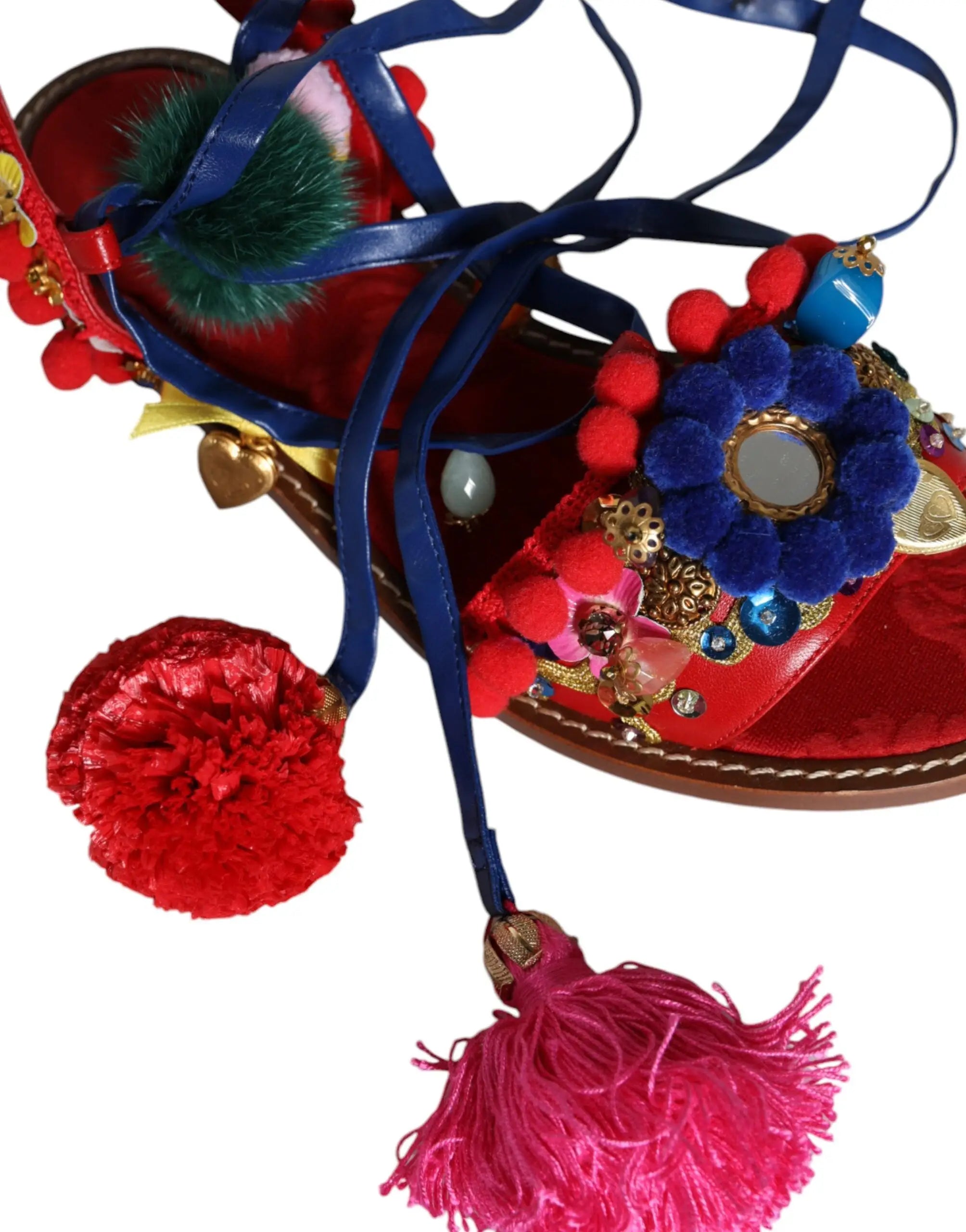 Sandalettes dolce & gabbana en velours rouge vif avec brides en cuir bleu, pompons colorés, fleur décorative et pampilles