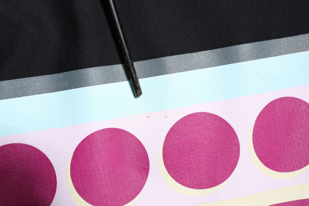 Une feuille d’autocollants ronds roses texturés sur papier de support clair pour le t-shirt dolce gabbana multicolore à manches courtes avec logo imprimé