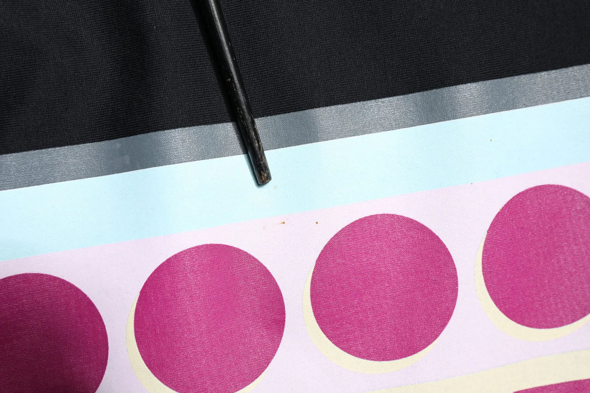 Une feuille d’autocollants ronds roses texturés sur papier de support clair pour le t-shirt dolce gabbana multicolore à manches courtes avec logo imprimé