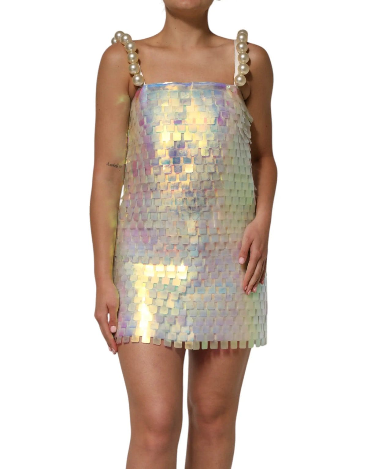 Robe courte multicolore dolce gabbana en sequins holographiques irisés avec bretelles perlées et texture écaille