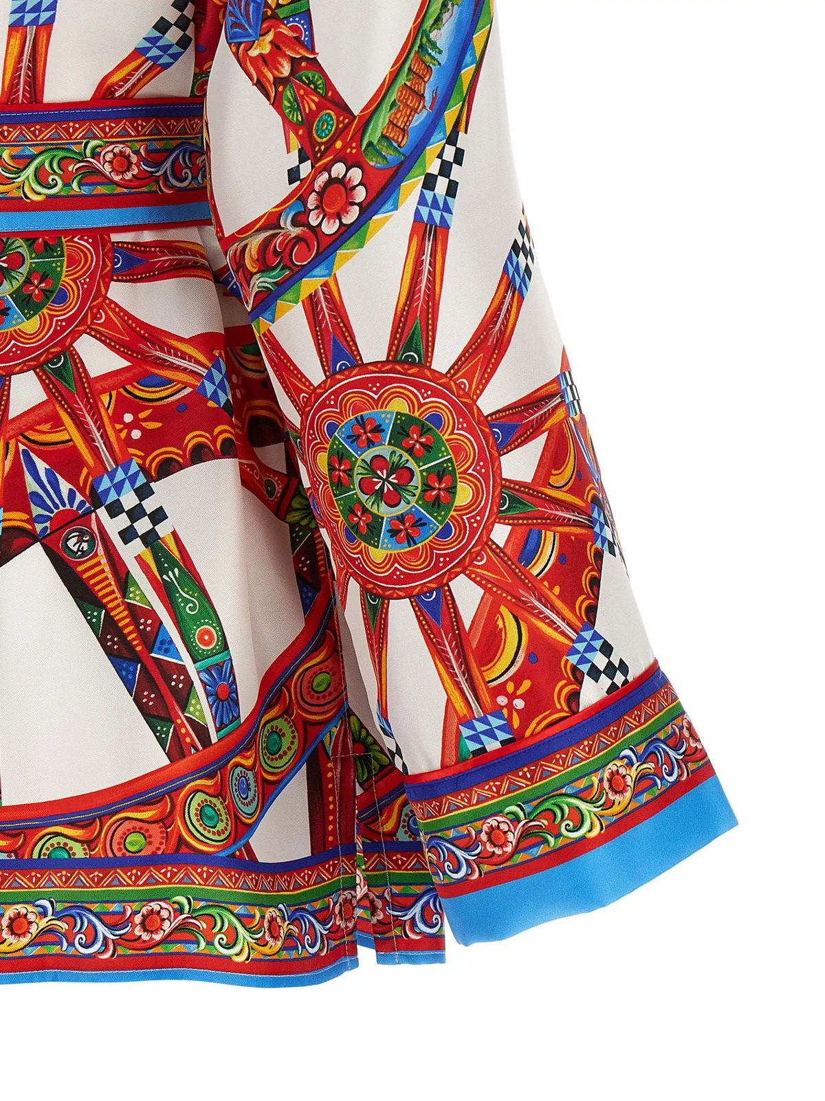 Blouse dolce & gabbana en soie multicolore avec motifs ensoleillés rouges et bleus et détails floraux sur fond blanc