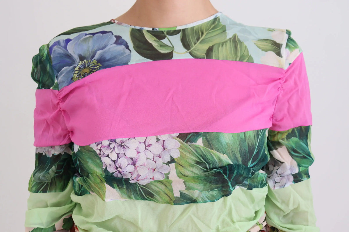 Dos de robe fourreau corps designer dolce & gabbana en soie multicolore avec imprimé floral et bande rose vive